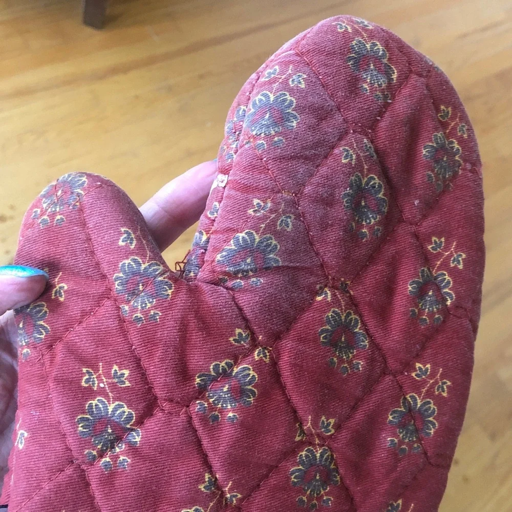 Williams Sonoma Fall Leaf Oven Mitt, good/fair condition. See matching apron